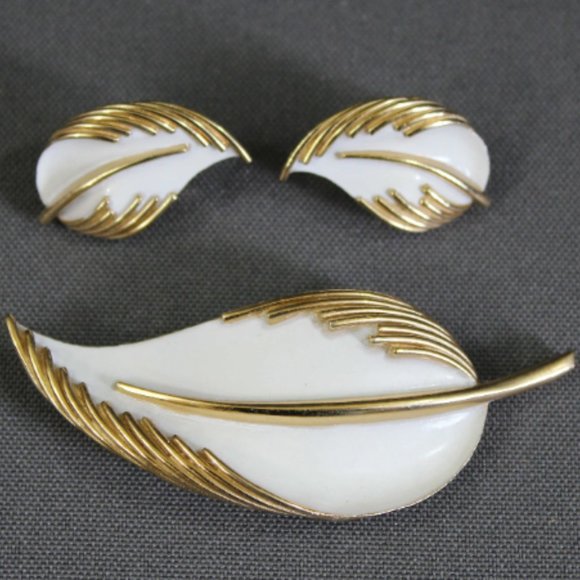 VTG Trifari gold and white leaf brooch and earrings set clip on 1960s signed - Picture 6 of 8